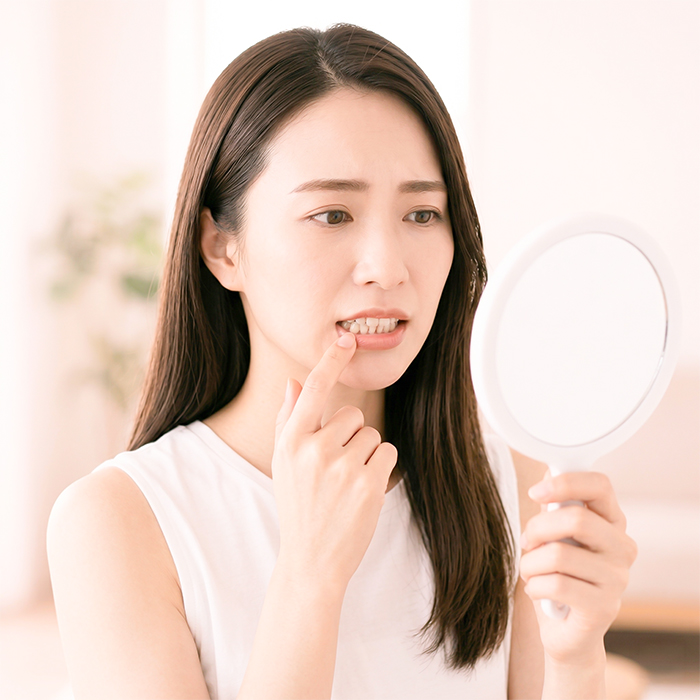 歯の悩みを抱える女性